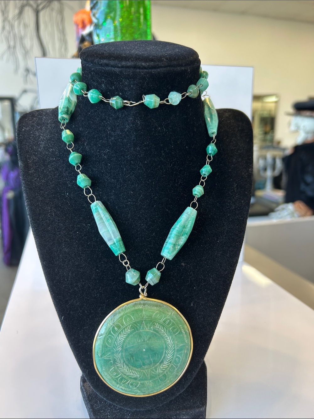 Green Beaded Pendant Necklace - Elegant Women's Jewelry